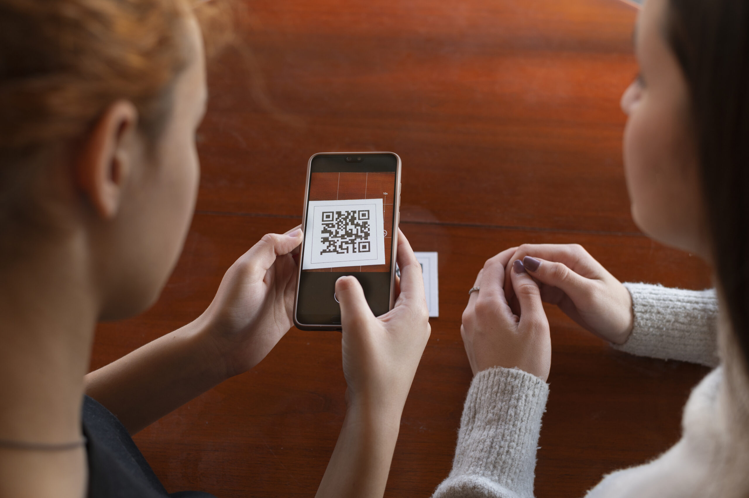 jak zachęcić klienta do wystawienia opinii za pomocą kodu QR w salonie